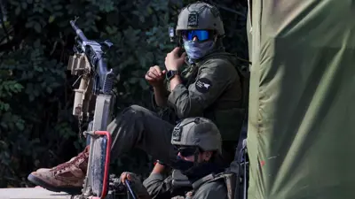 جنود إسرائيليون يجهزون معداتهم وسط اشتباكات بين حزب الله وإسرائيل