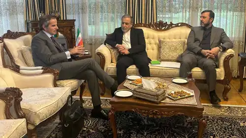 رافائيل غروسي ملتقيًا عباس عراقجي في جنيف