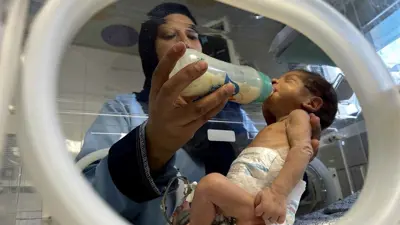 رضيع داخل المستشفى في غزة