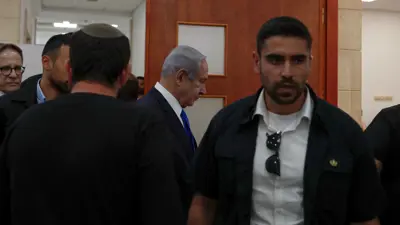 نتنياهو يدخل قاعة المحكمة في جلسة سابقة