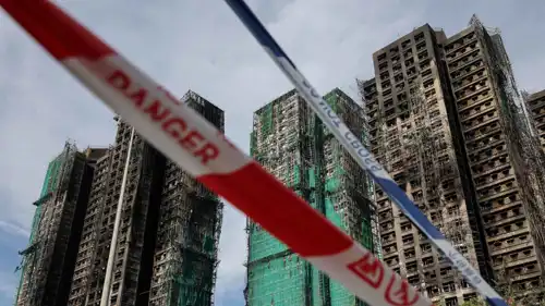 أبراج سكنية محترقة في هونغ كونغ