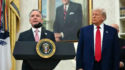 ويتكوف وإلى اليمين ترامب في البيت الأبيض