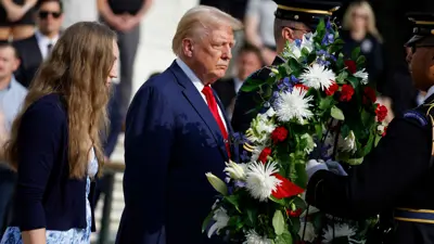 دونالد ترامب يضع الزهور في مقبرة آرلينغتون