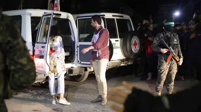 عناصر من "حماس" يسلمون أسرى خلال صفقة تبادل سابقة