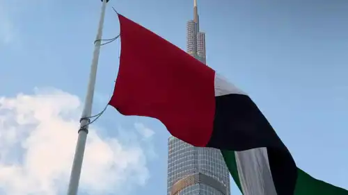 علم الإمارات وخلفه برج خليفة في دبي