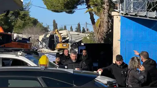 من أمام مقر الأونروا في القدس