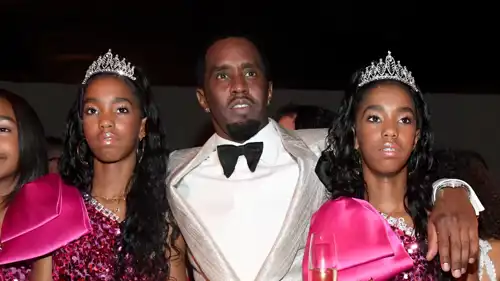 دليلة وجيسي كومبس برفقة والدهما