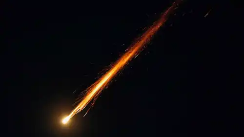 الدفاعات الجوة تتصدى لإحدى الصواريخ التي أطلقت من إيران