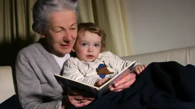 سيدة مع حفيدها (تعبيرية)