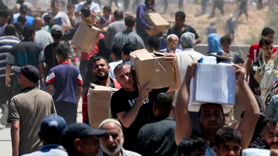 غزيون يحصلون على مساعدات إنسانية