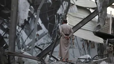 يمني يعاين آثار غارة أمريكية على صنعاء