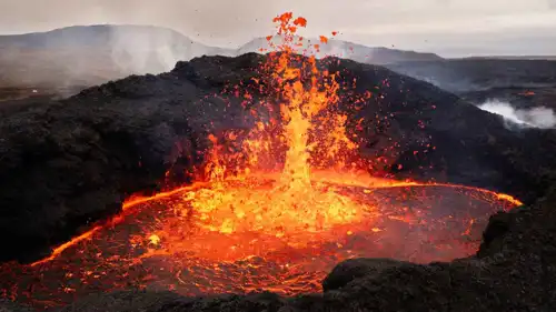 حمم بركانية تتصاعد من أحد الفوهات البركانية