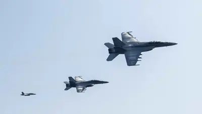 مقاتلات أمريكية فوق البحر الأحمر