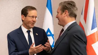 رئيس الوزراء البريطاني كير ستارمر خلال لقاء سابق مع الرئيس الإسرائيلي اسحق هرتسوغ