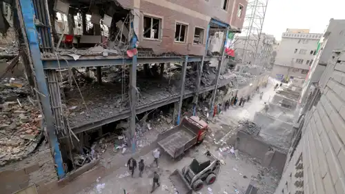 آثار قصف إسرائيلي أمريكي على أهداف إيرانية