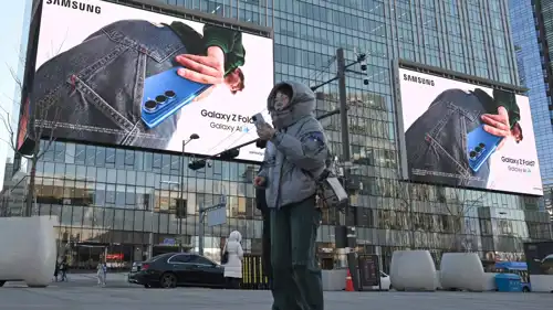 لوحات إعلانية تعرض أحدث أجهزة سامسونغ أمام مقر الشركة