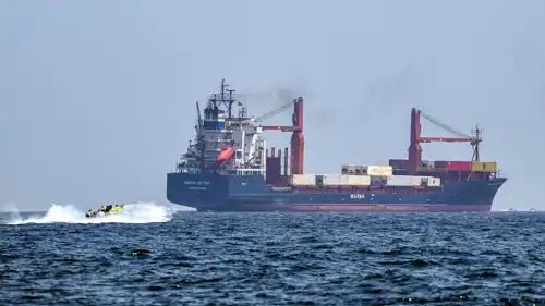 سفينة شحن في مضيق هرمز