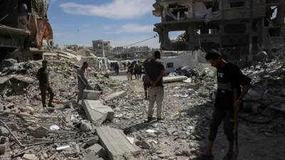 أنقاض مبنى تضرر جراء غارة إسرائيلية في غزة