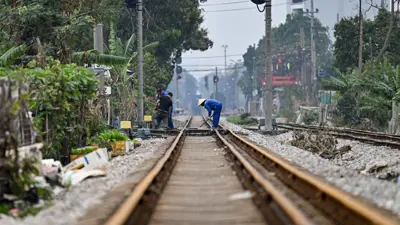 عمال بخط للسكك الحديدية بفيتنام