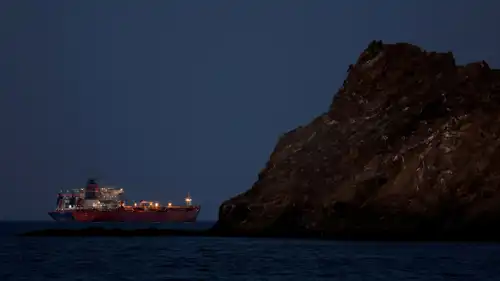 ناقلة نفط راسية في مضيق هرمز