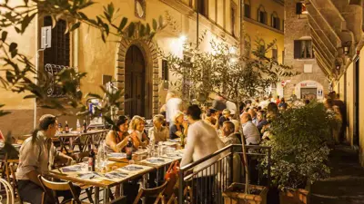 مجموعة من السياح في أحد مطاعم فلورنسا