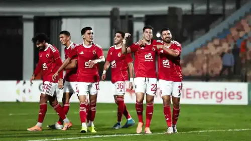 إمام عاشور مع لاعبي الأهلي