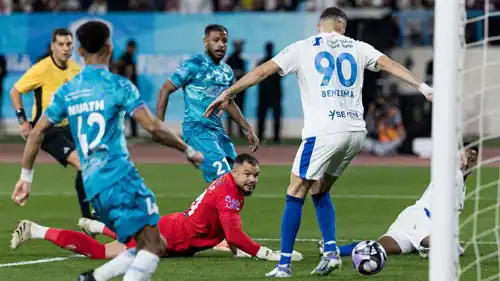 بنزيما يحرز هدف الهلال الأول في شباك الأخدود