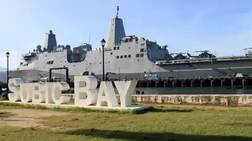 يو إس إس جون مورثا (LPD-26) في خليج سوبيك