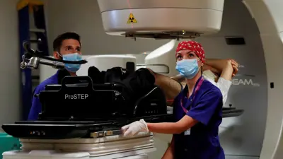 أطباء إيطاليون يجرون اختبارات حةل السرطان