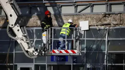  فريق إنقاذ يتفقد المنطقة التي انهار فيها جزء من سقف محطة للسكك الحديدية في نوفي ساد