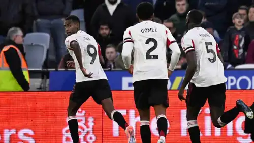 ألكسندر إيزاك يحتفل بهدفه مع ليفربول