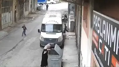 الأم لحظة إخراج الطفل من حاوية النفايات