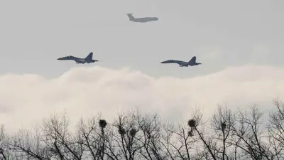 سرب من الطائرات الحربية 