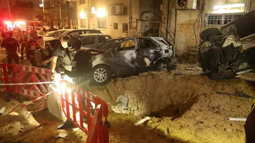 آثار الصواريخ الإيرانية في تل أبيب