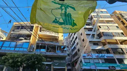 راية حزب الله خارج مباني متضررة جنوب بيروت