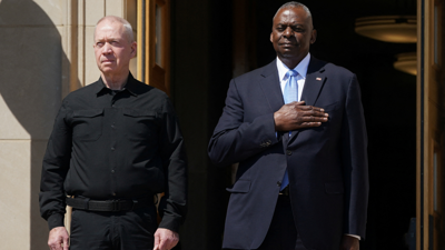 زير الدفاع الأمريكي لويد أوستن ووزير الدفاع الإسرائيلي يوآف جالانت