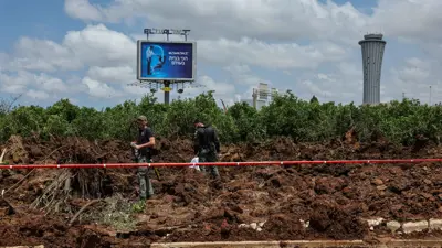 آثار صاروخ حوثي في مطار بن غوريون