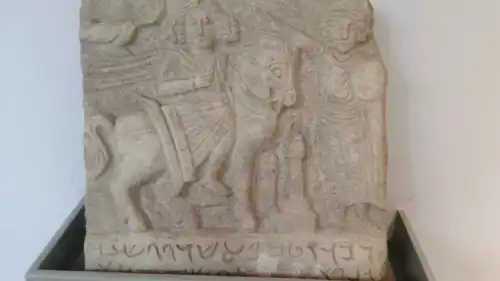 من القطع الأثرية في المتحف الوطني بدمشق