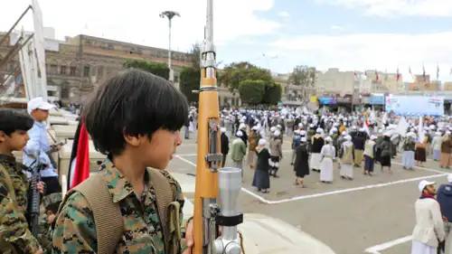 أطفال يتابعون عرض لميليشيا الحوثي