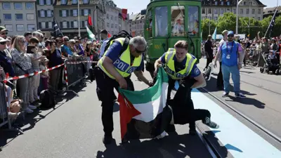 الشرطة تتصدى لمتظاهر يحمل العلم الفلسطيني خلال "يوروفيجن"