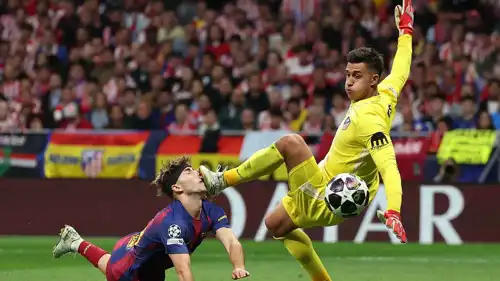 من مباراة برشلونة وأتلتيكو مدريد