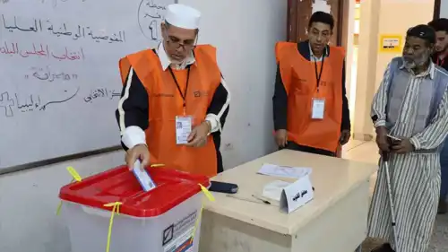 ليبي يدلي بصوته بأحد مراكز الاقتراع
