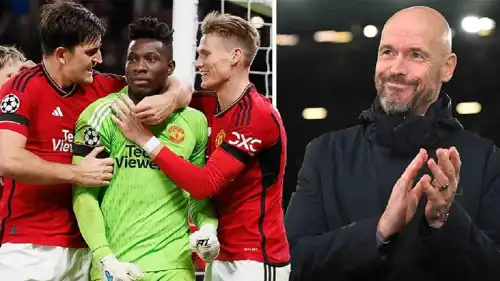 إريك تين هاغ وأونانا مع لاعبي مانشستر يونايتد