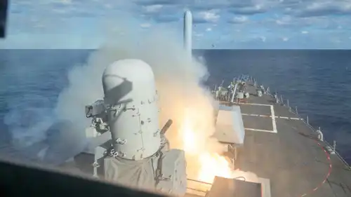 مدمرة أمريكية تطلق صواريخها على أهداف إيرانية