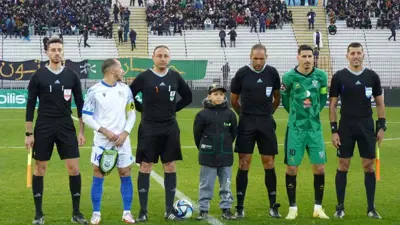 الحكم لطفي بوكواسىة (الثالث في الصورة من اليمين)