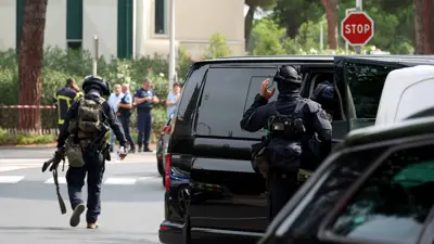 شرطة مكافحة الإرهاب أمام مكان الانفجار