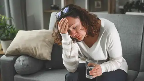 سيدة تعاني من أعراض انقطاع الطمث