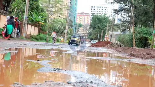 جزء من طريق مغمور بالمياه في العاصمة الكينية نيروبي