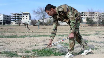 جنود يبحثون عن ألغام في غوطة دمشق