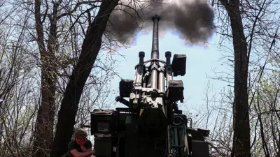 جندي أوكراني يطلق قذيفة مدفعية